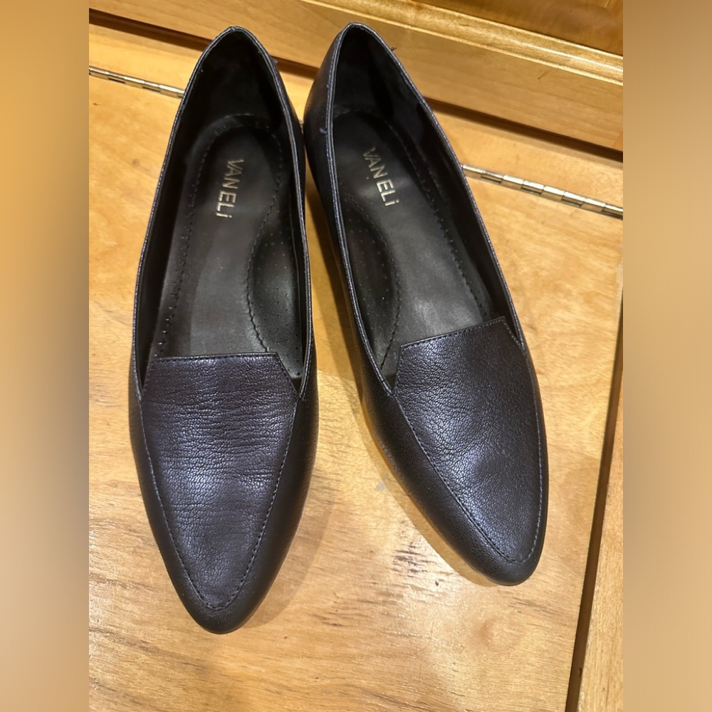 Black women flats. Size 8.5.